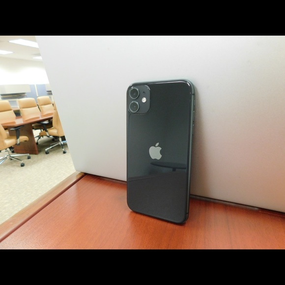iPhone 11 64GB (unlocked for any carrier) - Picture 5 of 8